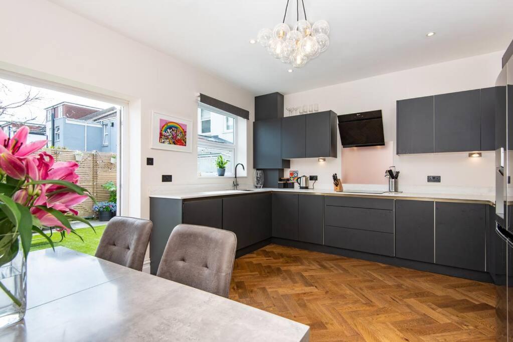 Вилла Newly Renovated Victorian House With Free Parking Брайтонн Экстерьер фото